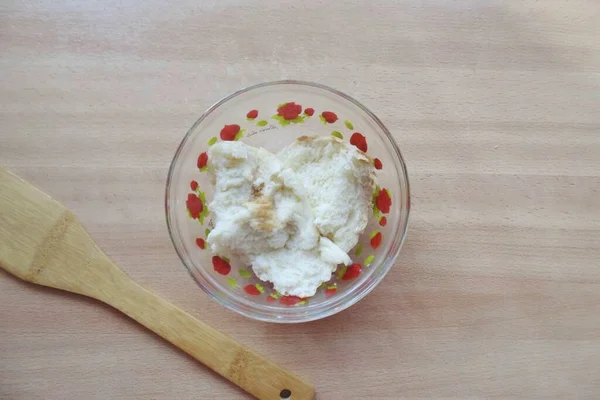 Milch Ein Weißes Brötchen Oder Laib Gießen Und Nach Ein — Stockfoto