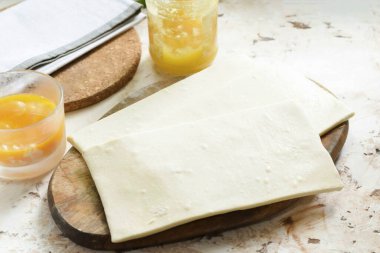Prepare all the ingredients needed to make the Honey Puff.