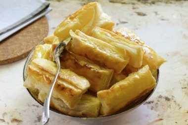 Let the puffs stand for a while and serve.