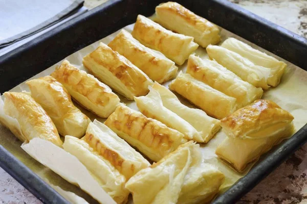 While Remove Baking Sheet Oven Puffs Should Grow Well — Stock Photo, Image