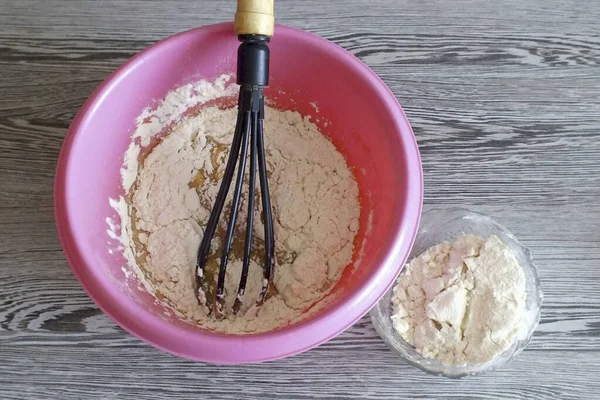 Add Flour Portions Stirring Well Each Time — Stok Foto