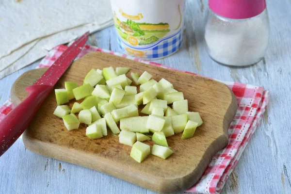 Jablka Nakrájejte Střední Kostky — Stock fotografie