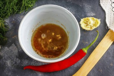 Limonu ikiye böl ve her iki yarının suyunu bir kabın içine sıkıp tohumları ayır. Kalan posayı da ekle..