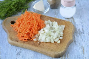 Dolguyu hazırlayın. Sebzeleri soy. Havuçları rendele ve soğanı küçük küplere ayır..