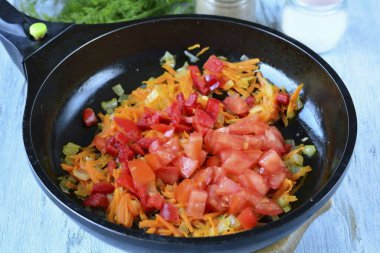 Domates ve dolma biber ekle, küçük parçalara böl..