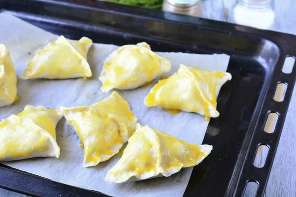 Die Samosas Auf Ein Backblech Legen Und Mit Eigelb Bestreichen — Stockfoto