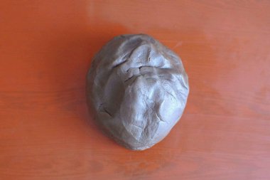 Bitmiş hamur sert ama esnek ve esnek olmalı..