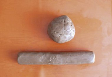 Hamuru ikiye böl. Çapı 3-4 cm olan her bölümden silindirler çıkar.