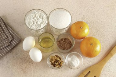 Çikolatalı mandalina turtası yapmak için gerekli tüm malzemeleri hazırlayın..