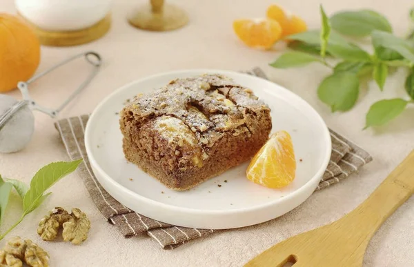 Chocoladetaart Met Mandarijnen Klaar Zeer Smakelijk Gemakkelijk Bereiden Bakwaren Die — Stockfoto