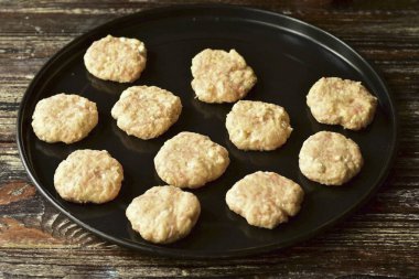 Kurabiye şeklini al ve bir yemek tepsisine koy..