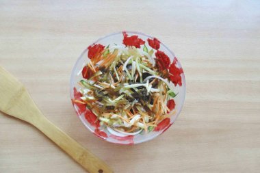 Tuz, biber ve mevsim bitkisel yağla. Tüm malzemeleri karıştır.