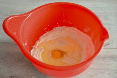 1 yumurta ve 35 gram erimiş tereyağı ekle..