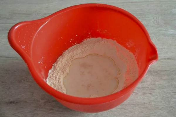 Una Ciotola Impastare Pasta Mescolare Farina Sale Zucchero Fare Pozzo — Foto Stock