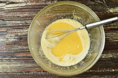 Fırınlanmış süt ve erimiş tereyağını dök..