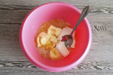 Yumuşak tereyağı ve kaymak ekle. İyice karıştır..