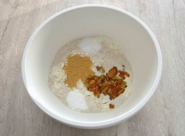 Tüm kuru malzemeleri bir kasede birleştir..