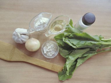 Sorrel sosu yapmak için gerekli tüm malzemeleri hazırlayın..