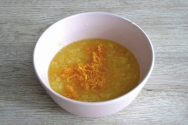 Meyve suyu filtrelenebilir ya da tam tersi hamura biraz daha eklenebilir. Turuncu tat ekle.