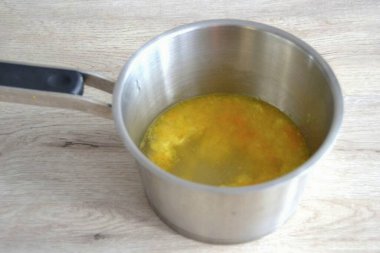 Bir tencereye portakal suyu dök, sırılsıklam jelatin koy, neredeyse kaynatacak kadar ısıt, ama kaynama. 35 dereceye kadar serin..