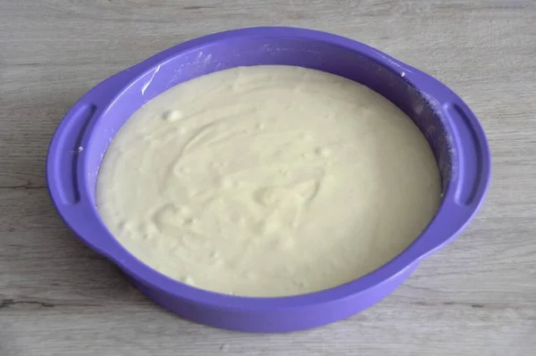 ベーキング皿 分割形 直径24 を準備し バターでグリースし 小麦粉で軽くほこり 余分な小麦粉を振り払う 生地をレイアウト フラット化 あらかじめ180度に熱したオーブンで30分焼きます — ストック写真