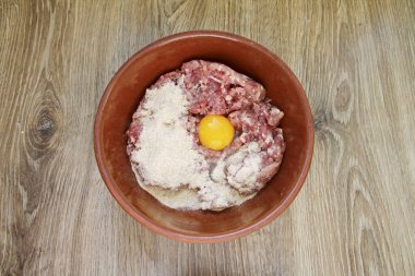 Bir kaseye kıyma, kraker ekle ve yumurtada çırp..