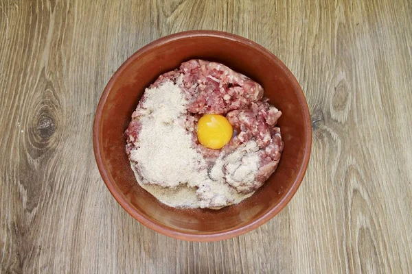 Bir kaseye kıyma, kraker ekle ve yumurtada çırp..