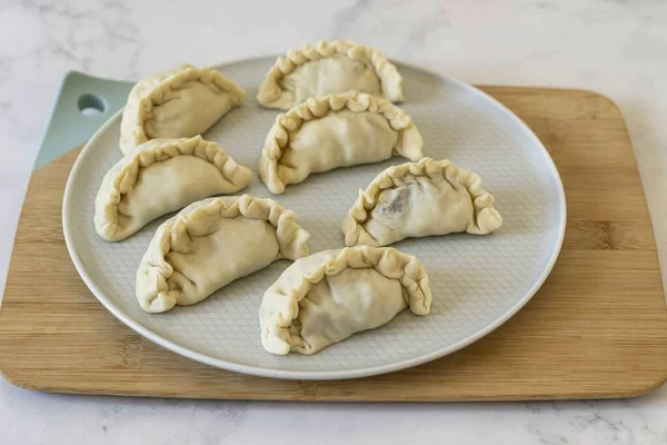 Quetschen Sie Die Ränder Und Formen Sie Die Knödel Einer — Stockfoto