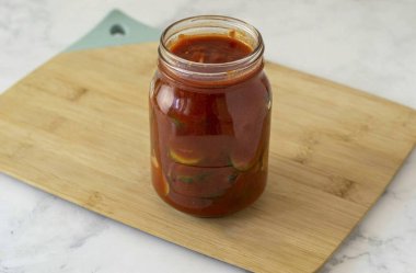 Hala sıcakken işi temiz, sterilize bir kavanoza koy. Yuvarlan, oda sıcaklığında havluyu çevirmeden ya da sarmadan serin. Salatalıklar daha sonra serin ve karanlık bir yerde saklanabilir..