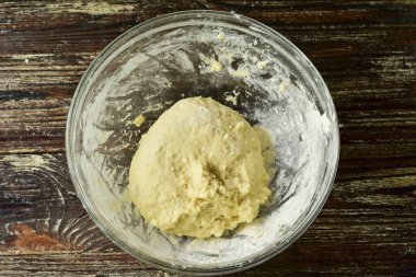 Hamuru bir kaseye koy, gerekirse un ekle..