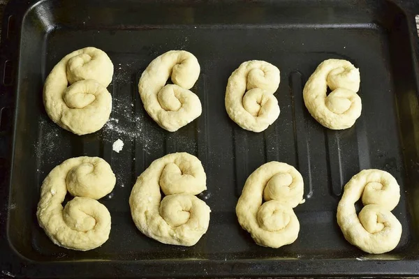 Transfira Pretzels Para Uma Assadeira Escove Com Óleo Vegetal Cubra — Fotografia de Stock