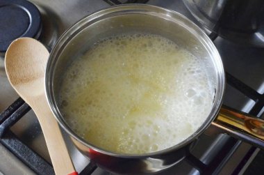 Orta sıcaklıkta 20 dakika kaynayıp kaynayın. Düzenli olarak karıştır.