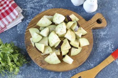 Patlıcanları daire şeklinde kes, sonra her daireyi 2-4 parçaya böl..