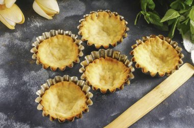 Fırını 180 dereceye kadar ısıt ve turtaları yaklaşık 15-20 dakika pişir. Altın kahverengiye kadar. Böylece taban yanmaz. Fırından çıkararak pişirilmiş yiyecekleri soğutun..