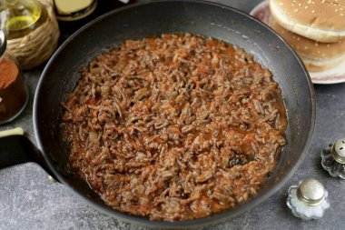 Sıvıyı hafifçe kalınlaştırmak için tavanın içeriğini iyice karıştır ve ortalama sıcaklıkta 5-7 dakika boyunca kaynat. O zaman kıymayı dene, ekşi olursa, biraz şeker ekle..