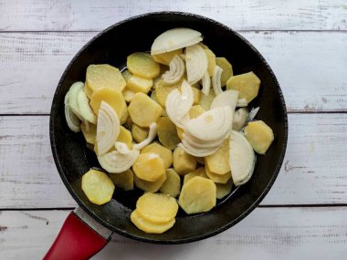 Soğanları patateslerin üstüne koy..