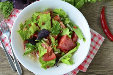 Yemeği hemen servis et. Domatesli, acılı, vitaminli ve lezzetli bir salata masanda her zaman uygun olacaktır. Çabucak ve kolayca hazırlanıyor. Domatesli ve biberli baharatlı salata her sid için harika bir ilave olur.