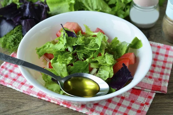 Salat Mit Olivenöl Übergießen Und Umrühren — Stockfoto