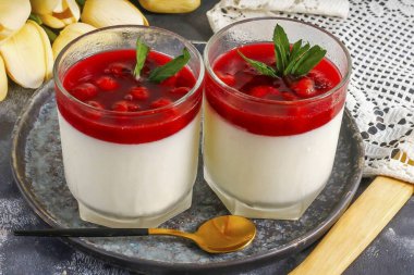 Tatmak için dekore et. İstenirse serinleyin ya da hemen vişneli panna cotta servis edin. Kiraz ya da vişne sosunuz varsa yapmak çok kolaydır. Soğuk servis edilir..
