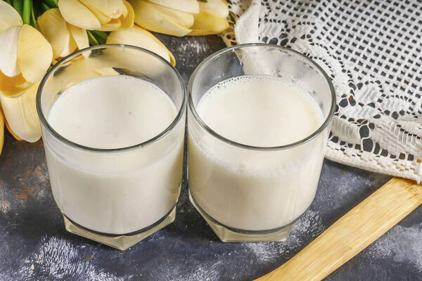 Позвольте крему немного остыть и вылить его в формы или стаканы, чашки. Поместите пресс-формы в холодильник на 1 час, чтобы установить или в морозильник на 20-30 минут.