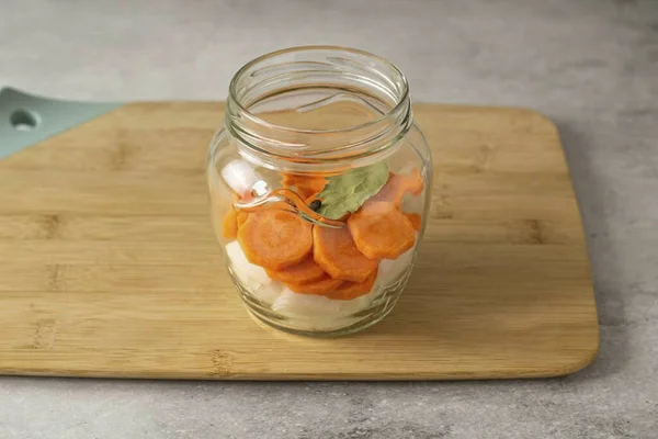 Clean Sterilized Jar Place Most Onions Carrots Garlic Bay Leaves — 图库照片