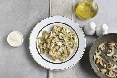 Sıcak omleti kare şeklinde kes ve tabağa koy..