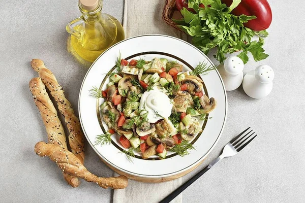 Salat Mit Mayonnaise Würzen Und Frischen Dill Zugeben Ist Gut — Stockfoto