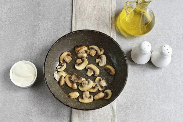 Egyidejűleg Süssük Meg Gomba Szeleteket Egy Másik Serpenyőben Nem Kell — Stock Fotó