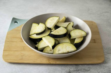 Patlıcanları yıka, büyük dilimlere böl ve yarım tp serpiştir. Tuz. 15 dakika karıştır ve git..