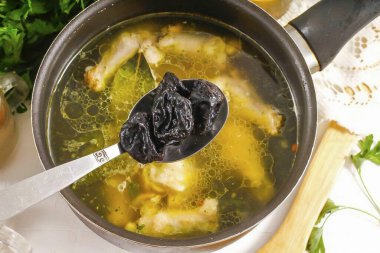 Kuru erikleri durula ve çorbaya da ekle. Arzu edilirse, kurutulmuş meyveler herhangi bir şekilde kesilebilir..