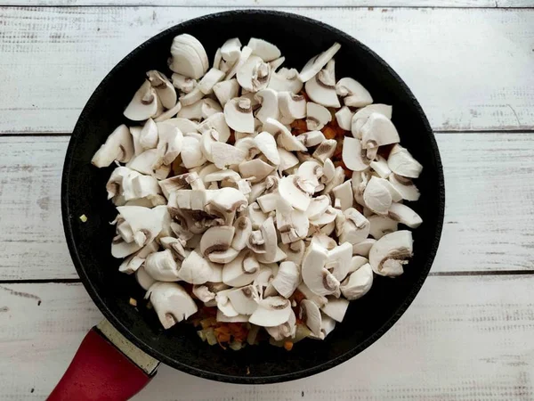 Lavare Bene Funghi Sotto Acqua Corrente Tagliare Mettere Con Verdure — Foto Stock