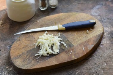 Sarımsağı soy ve rendele..