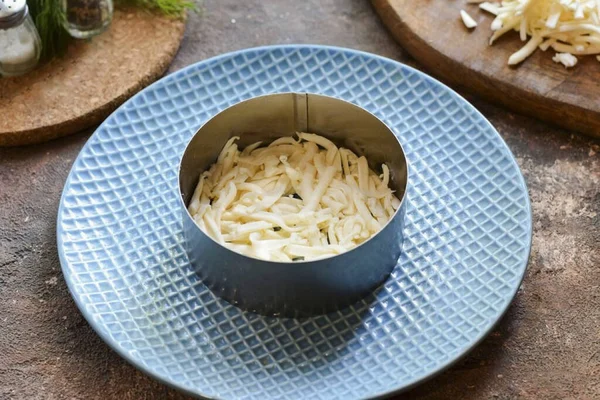 Rale Queijo Derretido Ralador Médio Também Preparar Prato Salada Anel — Fotografia de Stock