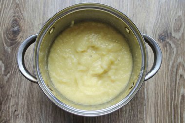 Dilimlenmiş ananası pürüzsüz bir püreye çevirmek için blender kullan.